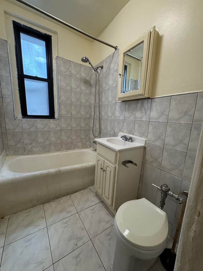 Photo - 377 Montgomery St Unidad B14