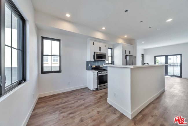 Photo - 1024-1024 Masselin Ave