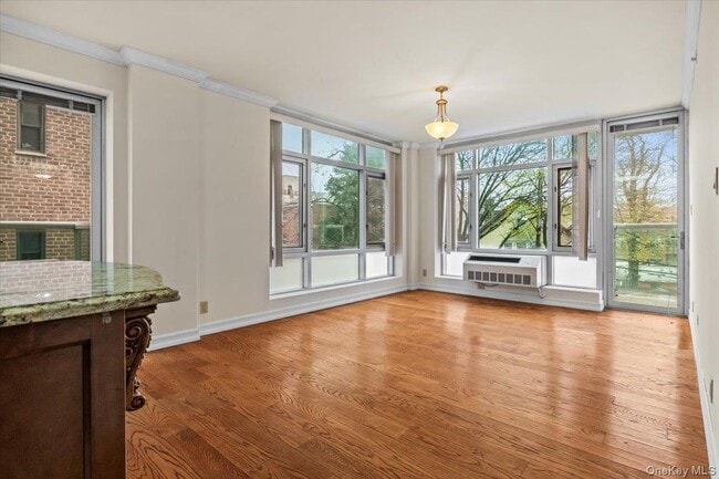Building Photo - 3511 Cambridge Ave Unit 3F
