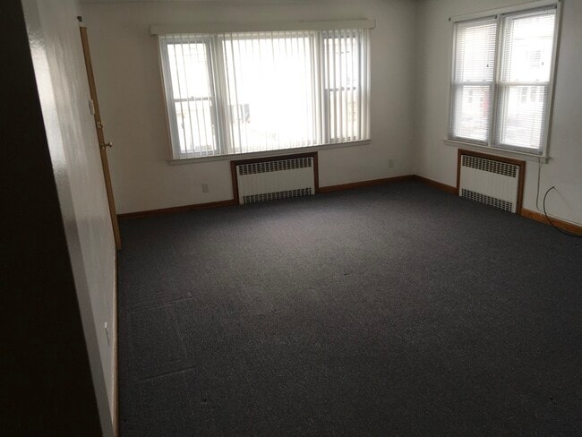 living/dining rm 13x16 - 207 Garfield Ave Unit 207 Garfield Ave. Bpt CT.