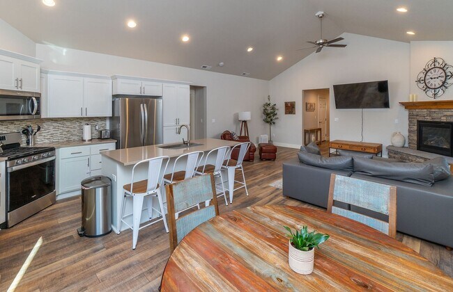 Photo - Newly Built Spacious Home, Fully Equipped ...