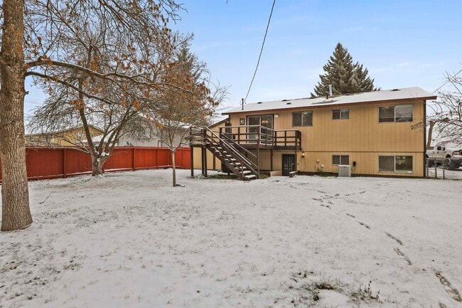 Back Yard - 626 S Beeman St Unit 2 bed 1 bath Upper