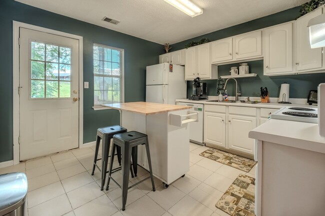 Photo - 100 Woodstone Dr