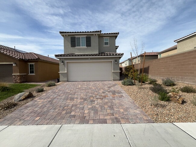 Building Photo - Beautiful two-story home with a bright open floor plan and modern finishes throughout. The spacio...