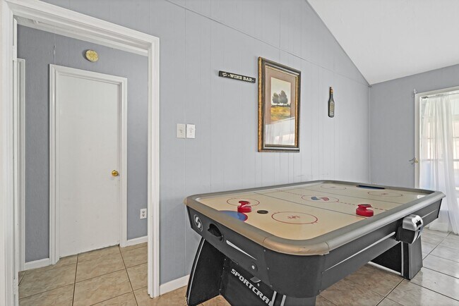 Photo - 222 Wickhamford Way
