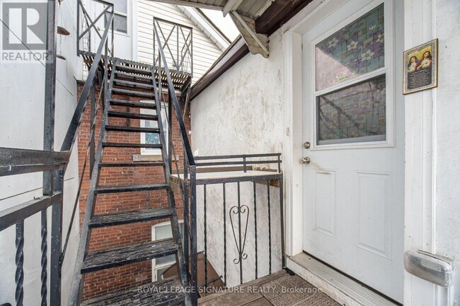 Photo - 3331 Dundas St W
