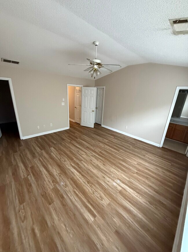 Photo - 460 Parkway Rd