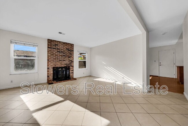 Photo - 925 St Louis Ct