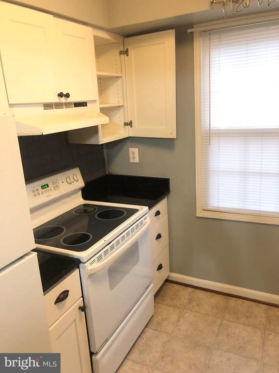 Building Photo - 8550 Barrington Ct