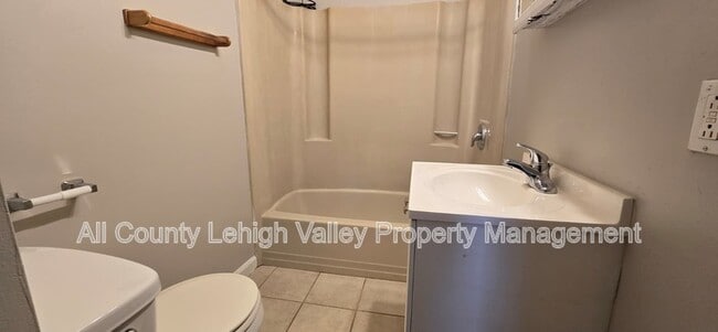 Photo - 609.5 Walnut St