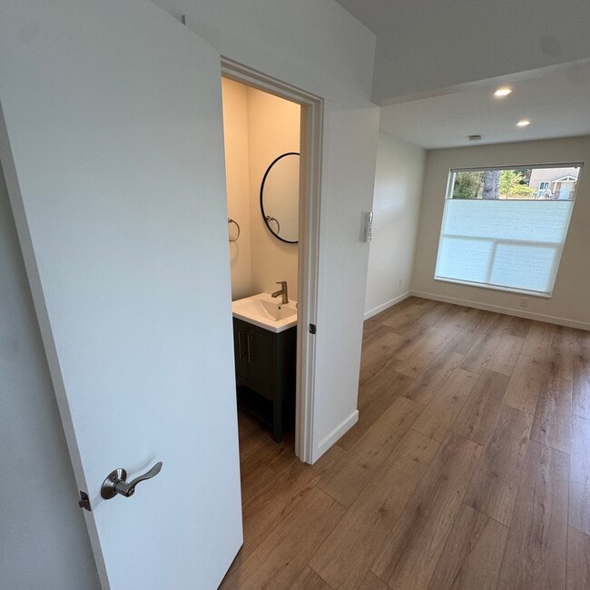 433 W 13th St Unit B