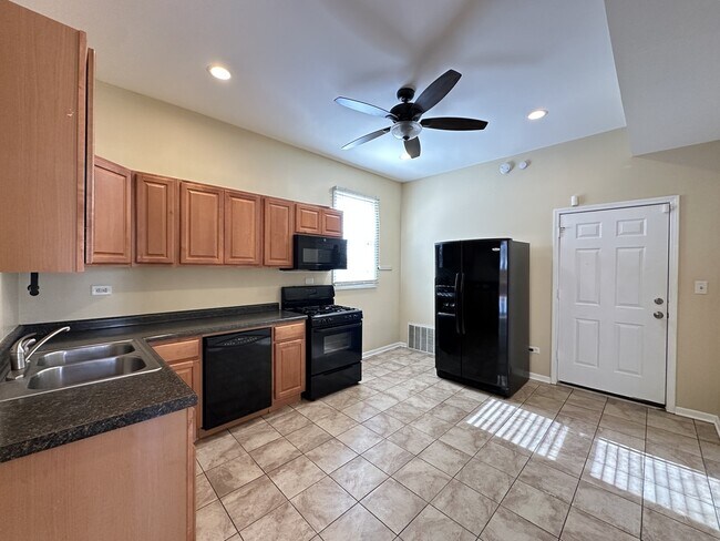 Photo - 2028 N Hamlin Ave Unit J09W