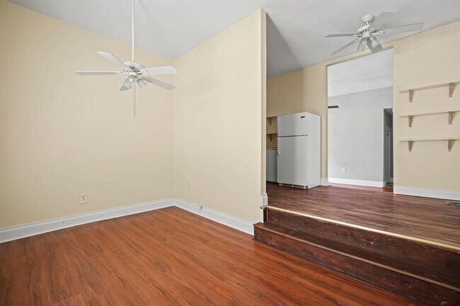 Photo - 212 W 43rd St