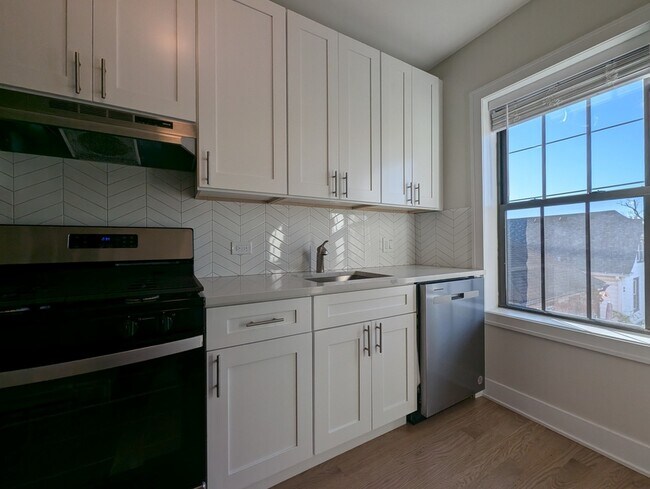 Photo - 1952 W Wilson Ave Unit 3