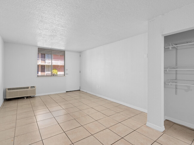 Photo - Colonial Drive Apartments