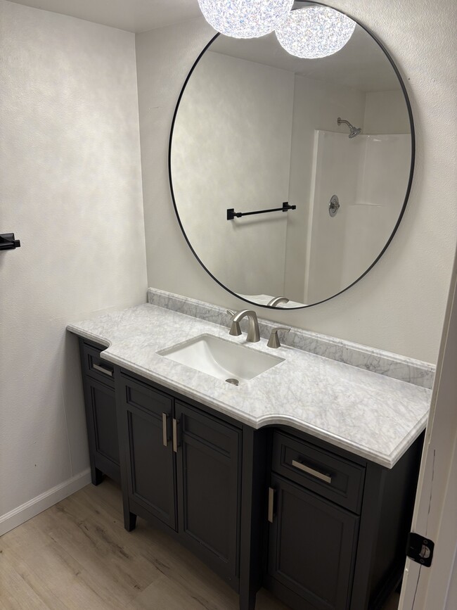 Primary Bathroom - 5700 Olmeda Ave Apartamentos Unidad B