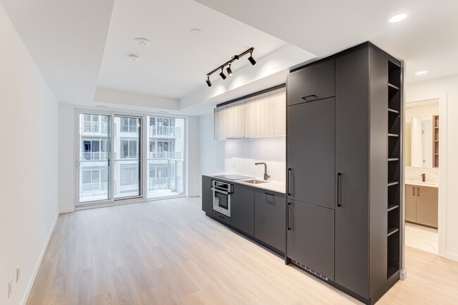 Building Photo - 689 The Queensway