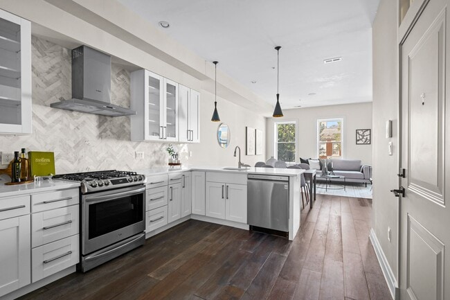 Building Photo - Beautiful 2 bed 2 bath plus den- Parking!!... Rental