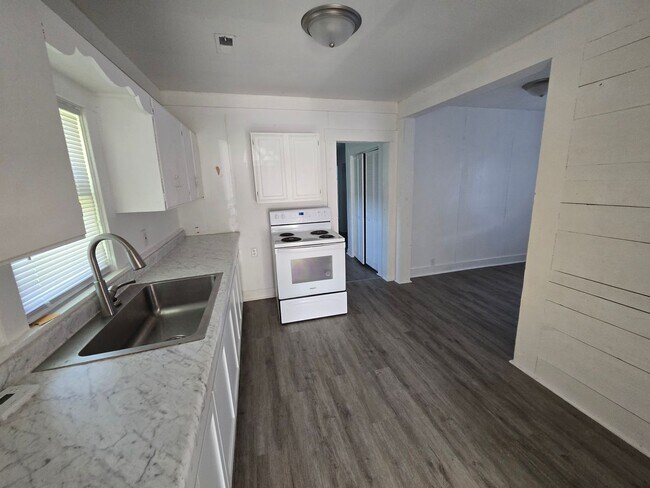 Photo - Adorable 3 bed 1 bath house! Spacious unit!