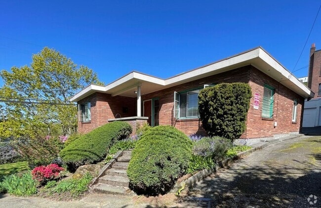 Building Photo - Hamlin House Tri Plex Unit 02