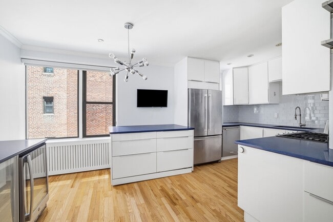 Photo - 400 W 58th St