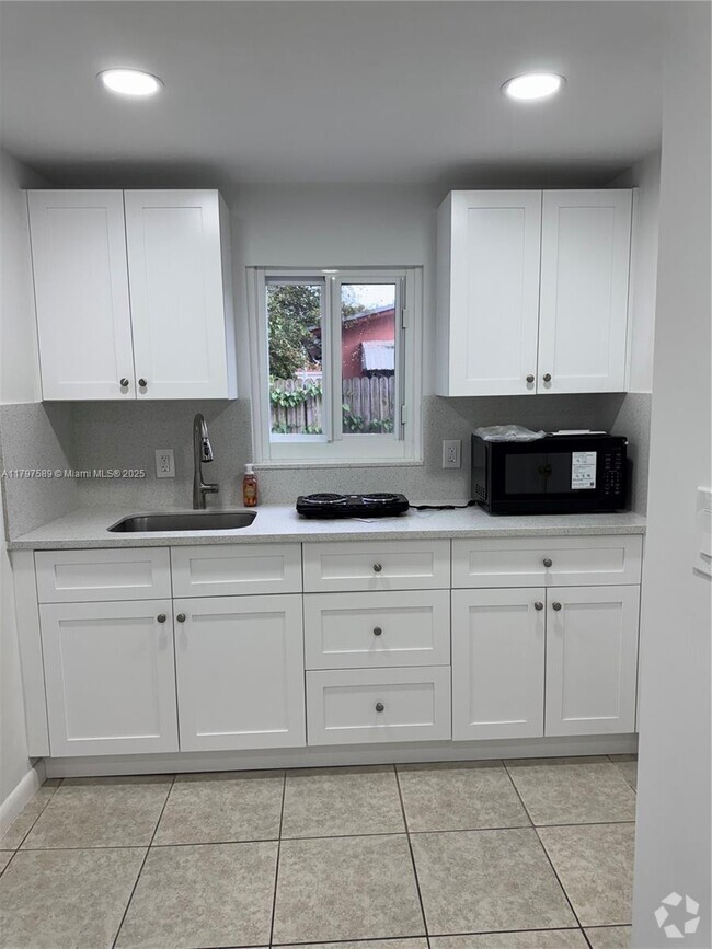 Building Photo - 5832 SW 2nd St Unit 1 Rental