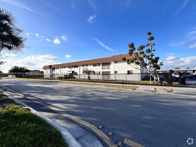 Building Photo - 651 NW 177th St Unit 220 Rental