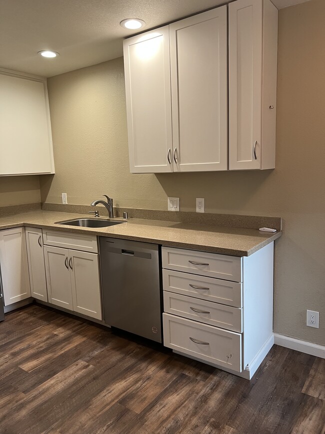 kitchen sink/dishwasher - 5287 Snow Dr Unit SNOW DRIVE