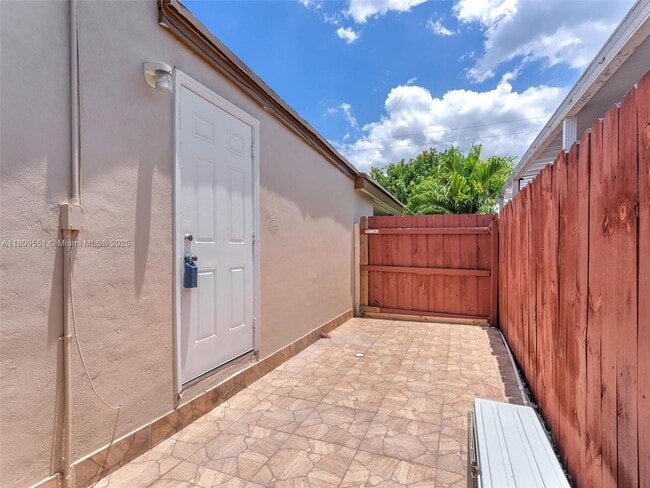 Building Photo - 10460 SW 43rd St Rental
