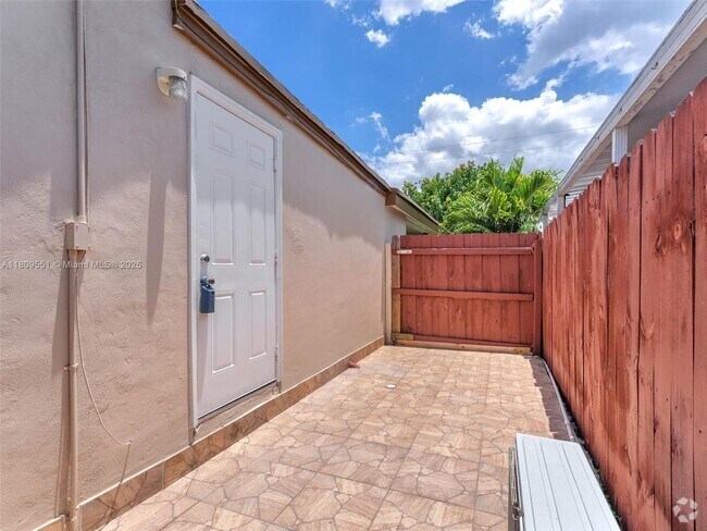 Building Photo - 10460 SW 43rd St Rental