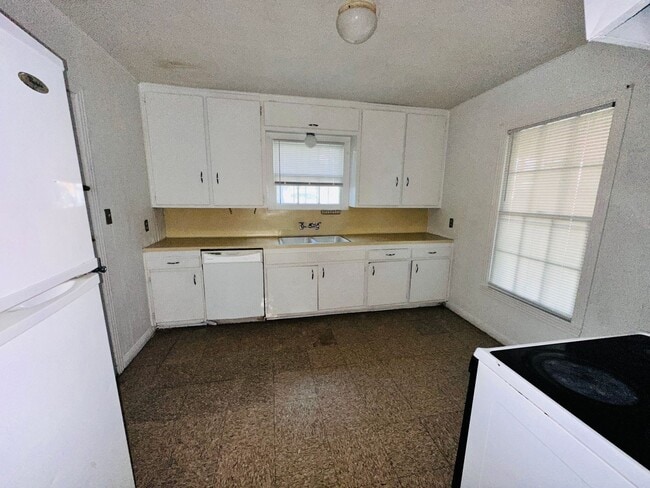 Photo - 3 bed/2bath with W/D connections and 2 garages