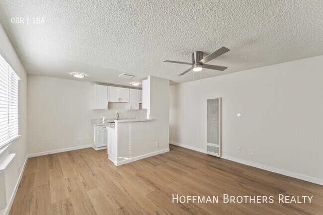 Building Photo - 14232 Sylvan St Unit 8