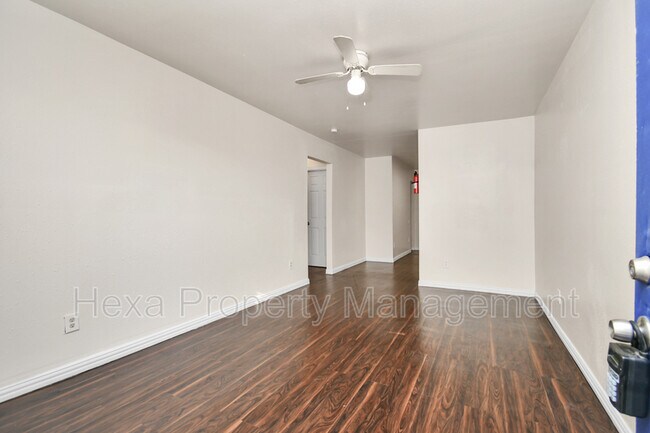 Photo - 4205 Phlox St Unidad 2 bedroom  3