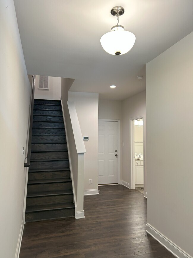 Foyer - 6813 Dunton Rd