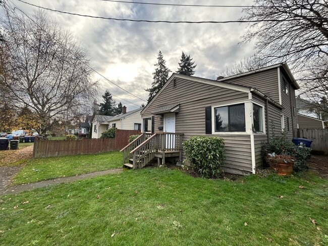 Building Photo - Great Location! 3 bed/ 1BA W/ Garage in Tacoma!