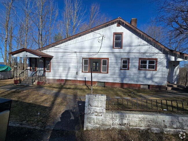 Building Photo - 100 Pleasant St Ext Rental