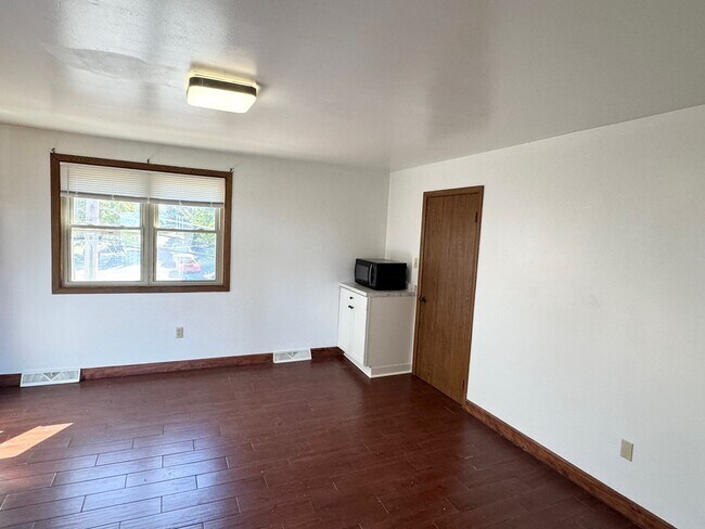 Photo - 2 Bedroom/ 1.5 Bath - New Kitchen and Carpet