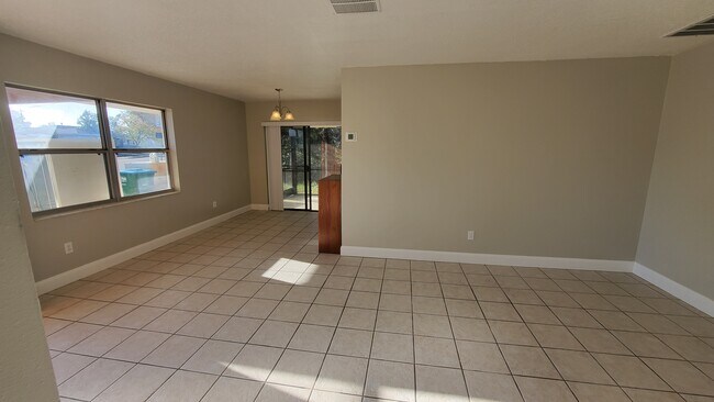 Photo - 369 Diamond St