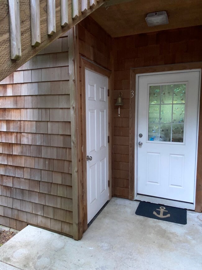 Unidad final, n.º 3, puerta de entrada y armario de almacenamiento - 425 SE Shell Ave Unidad 3