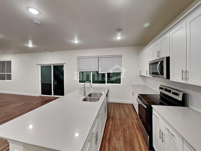 Photo - 4390 N Poplar St