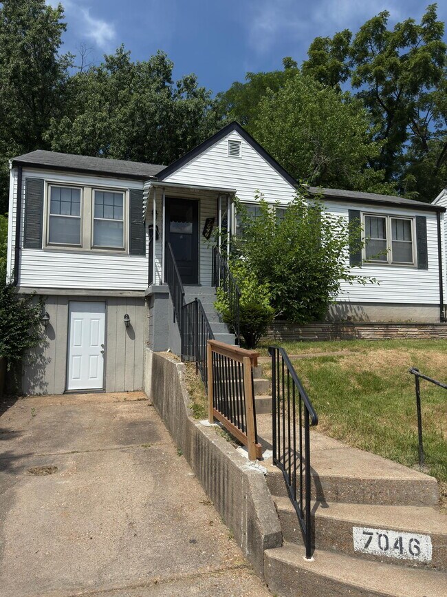 Building Photo - Well-Cared-For Home in St. Louis 63136