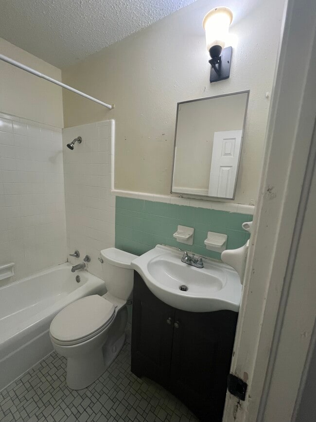 Photo - 636 N 39th St Unit 4
