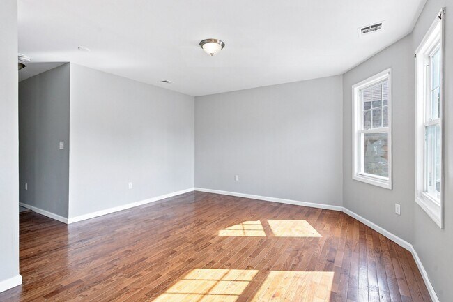 Building Photo - 240 Halsted St Unit 3