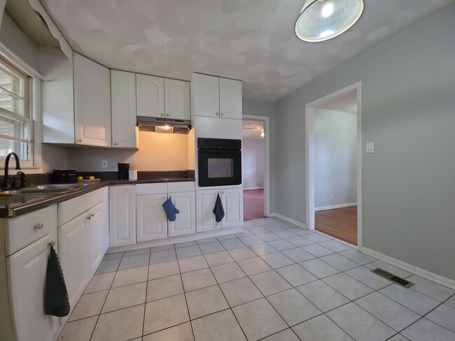 Photo - 3315 Kavanaugh Dr NW