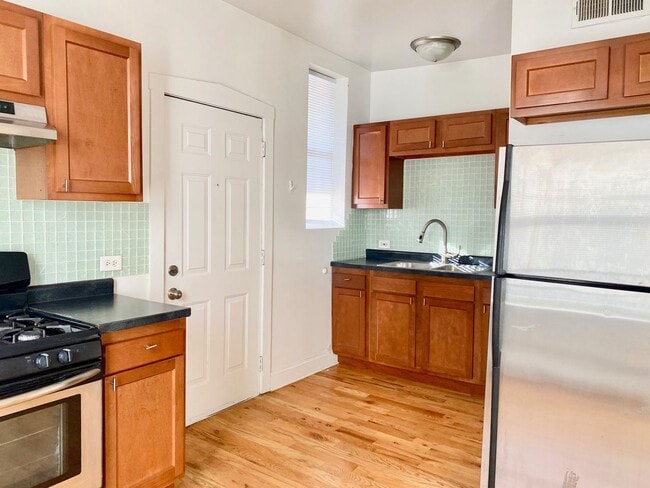 Building Photo - 806 N Bishop St Unit 3A