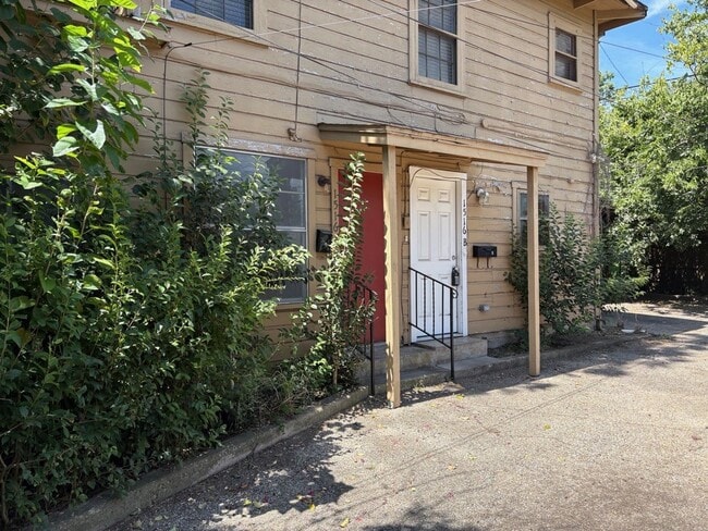 Building Photo - Studio Apartment with 1 Bathroom in Histor...
