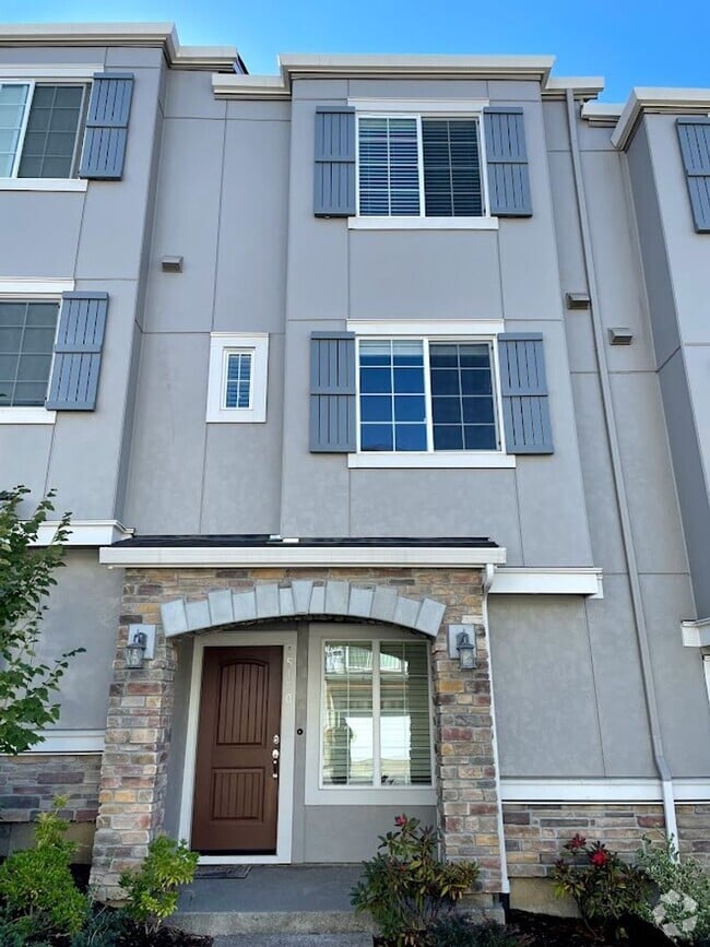 Building Photo - Bethany Townhouse