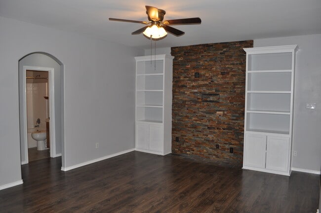 Sala de estar - 705 Katy Ln