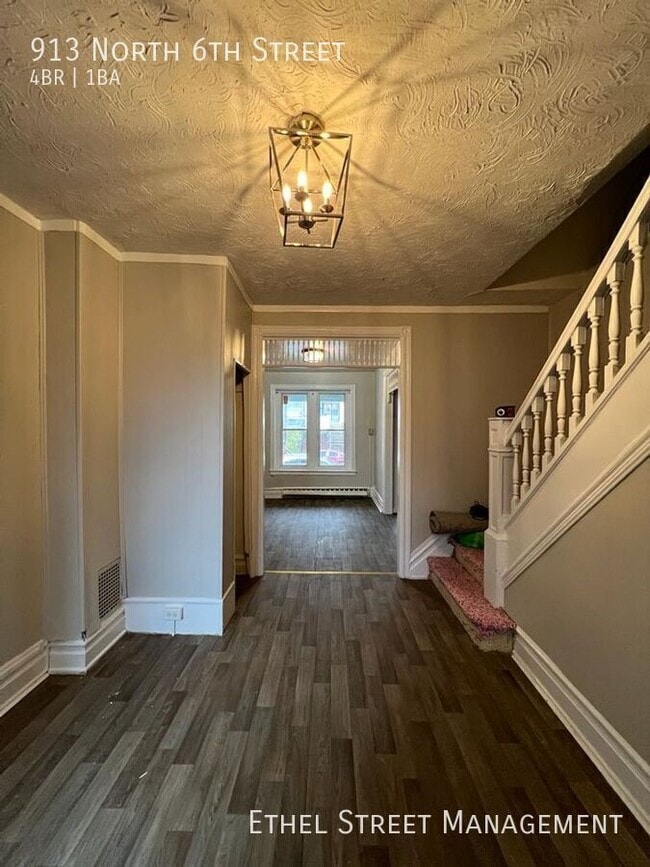 Building Photo - 913 N 6th St