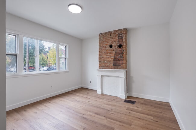 Building Photo - 332 E 9th St Unit 1